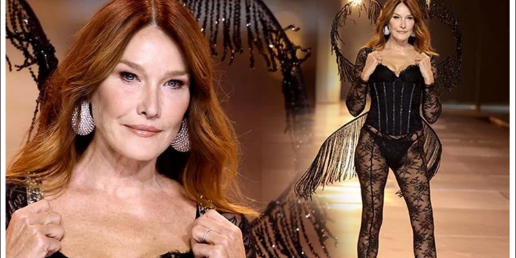 56 yaşındaki Carla Bruni ilk kez Victoria’s Secret defilesinde yürüdü